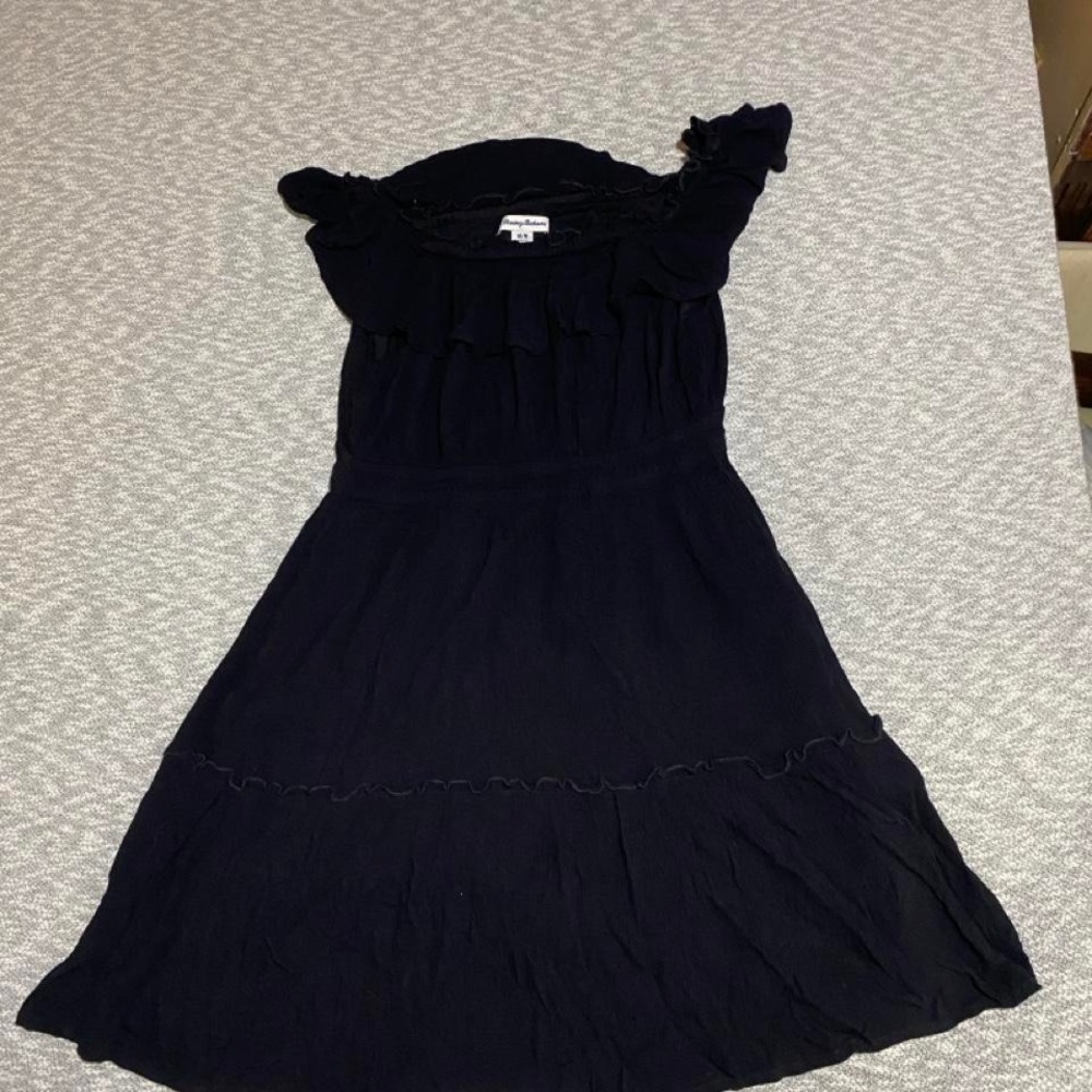Tommy Bahama black Caicos crinkle ruffed off the shoulder Size M. SKU-A603